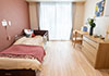 【居室】ベッド側のクロス（アクセントウォール）がお部屋によって異なり、芥子色・小豆色・若草色の3色ございます。
